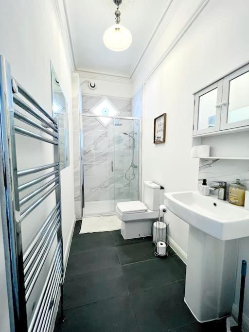Flat 4 Marine Parade House, 1 East Cliff- Next To Dover Port, White Cliffs, Beach, Castle ภายนอก รูปภาพ