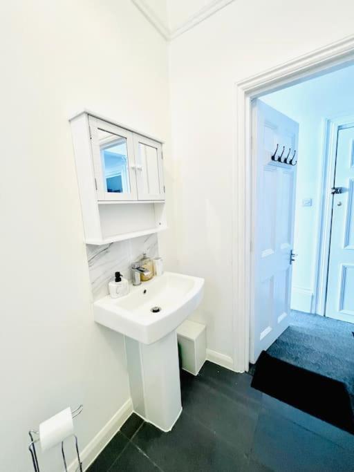 Flat 4 Marine Parade House, 1 East Cliff- Next To Dover Port, White Cliffs, Beach, Castle ภายนอก รูปภาพ